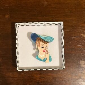 Vine and Dandy Brooch Fawn (light hair)